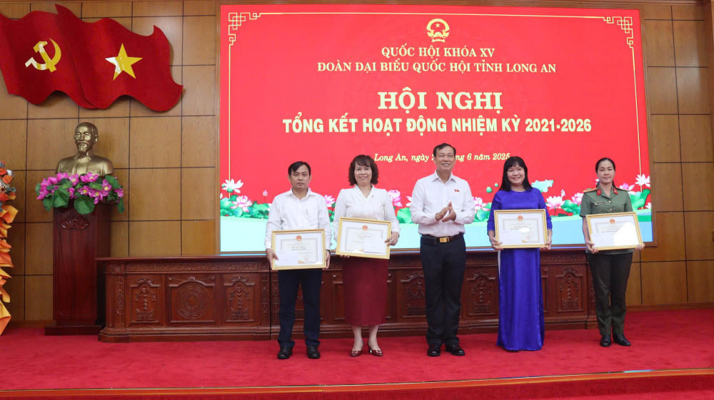 Đoàn đại biểu Quốc hội khoá XV tỉnh Long An khen thưởng các tập thể có đóng góp cho hoạt động đoàn