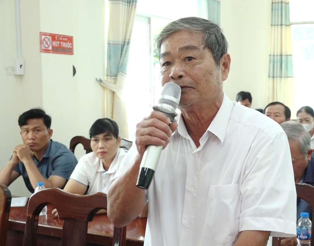 Cử tri xã Đức Lập Thượng đóng góp ý kiến tại buổi tiếp xúc