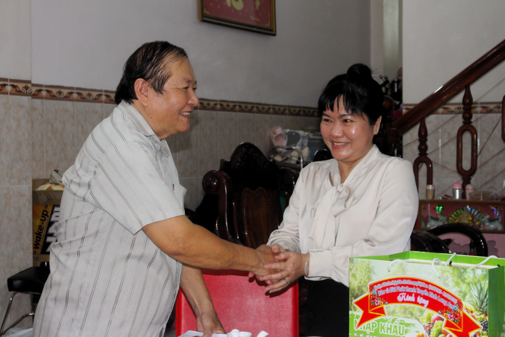 Phó Tổng Biên tập Báo và Đài Phát thanh Truyền hình Long An - Nguyễn Thị Thùy Dung thăm hỏi, chúc sức khỏe nguyên Giám đốc Đài Phát thanh và Truyền hình Long An - Nguyễn Văn Hồng