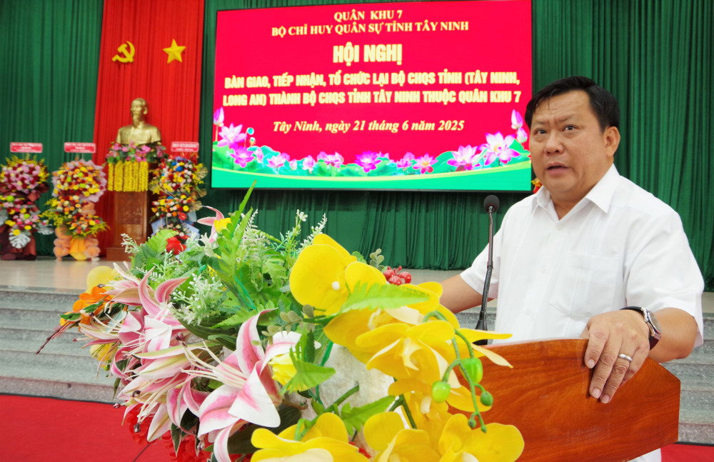  Phó Chủ tịch UBND tỉnh Long An - Huỳnh Văn Sơn phát biểu tại hội nghị 