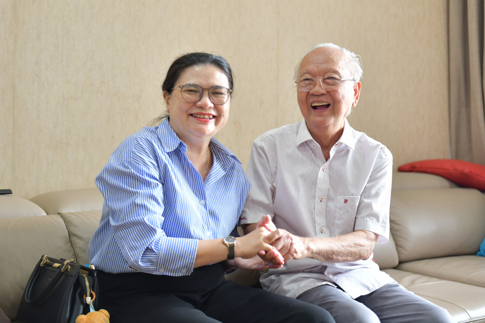 Phó Tổng Biên tập Báo và Đài Phát thanh Truyền hình Long An - Nguyễn Thị Huyền Thu thăm, trò chuyện cùng nguyên Tổng Biên tập Báo Long An - Trần Văn Kính