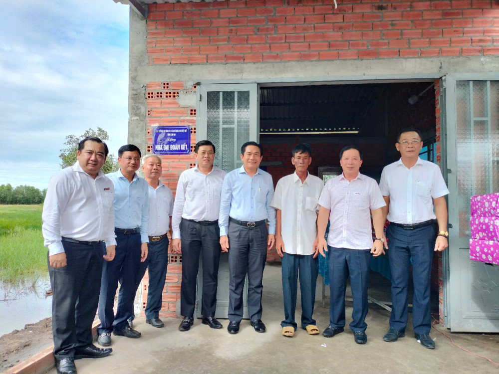 Lãnh đạo tỉnh tham quan, chụp ảnh lưu niệm với các hộ dân được nhận nhà Đại đoàn kết