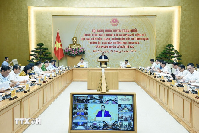 Thủ tướng Phạm Minh Chính chủ trì Hội nghị tổng kết đợt cao điểm đấu tranh ngăn chặn buôn lậu, gian lận thương mại, hàng giả. (Ảnh: Dương Giang/TTXVN)