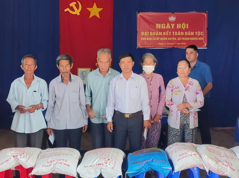 Chi bộ ấp Nhơn Xuyên, xã Thuận Nghĩa Hòa, huyện Thạnh Hóa quan tâm tặng quà cho hộ nghèo, cận nghèo, có hoàn cảnh khó khăn với phương châm “Không để ai bị bỏ lại phía sau”