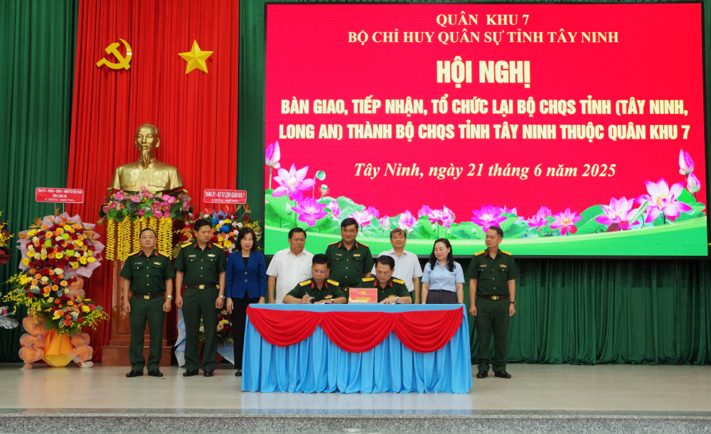 Thiếu tướng Lê Xuân Thế - Phó Tư lệnh Quân khu 7, cùng đại biểu chứng kiến ký biên bản bàn giao 
