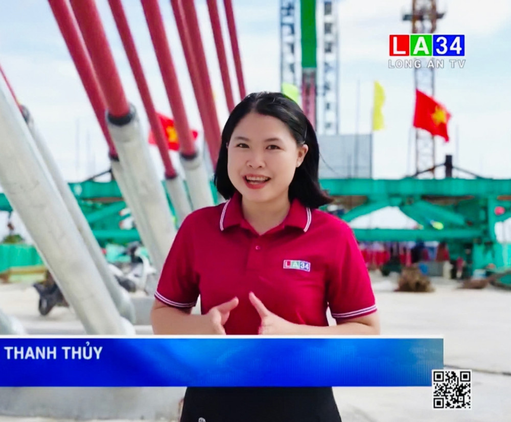 Nhà báo Thanh Thủy hiện dẫn tại một sự kiện