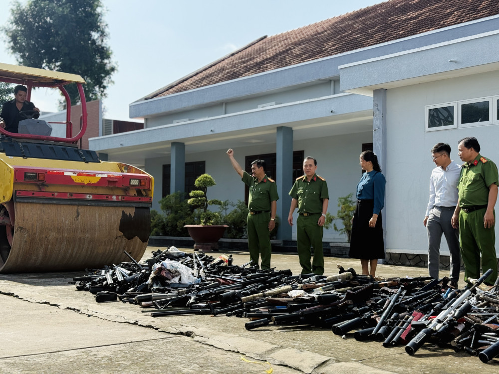 Tiến hành tiêu hủy vũ khí, vật liệu nổ và công cụ hỗ trợ