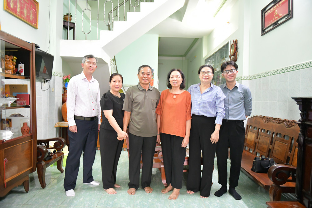 Đoàn đến thăm nguyên Tổng Biên tập Báo Long An - Lê Công Đấu