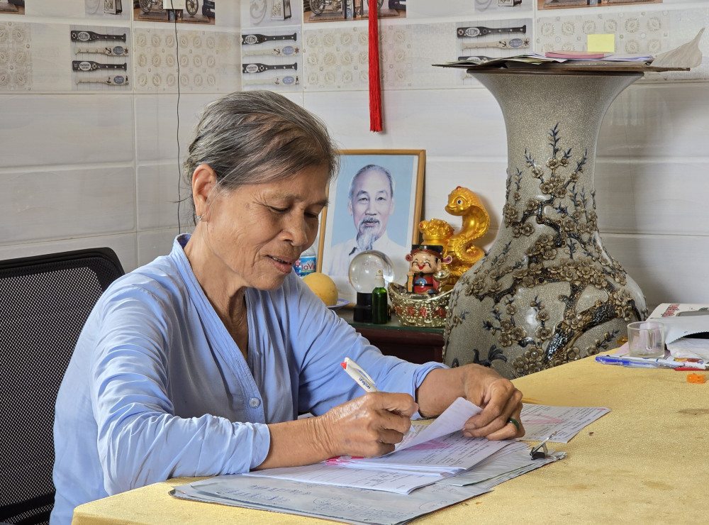 Chi hội trưởng Chi hội Phụ nữ khu phố An Thuận 1, phường 7, TP.Tân An - Ngô Thị Ngọc Lan ghi chép cẩn thận những công việc cần làm của Chi hội