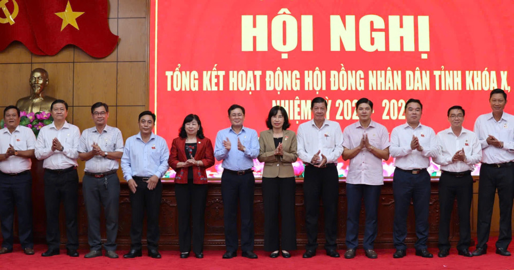 Thường trực HĐND tỉnh tặng quà lưu niệm cho các đại biểu HĐND