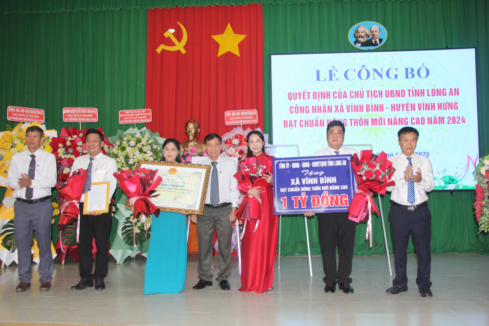 Đến nay, huyện Vĩnh Hưng có 9/9 xã đạt chuẩn nông thôn mới, trong đó có 2 xã đạt chuẩn nông thôn mới nâng cao và thị trấn Vĩnh Hưng đạt chuẩn đô thị văn minh