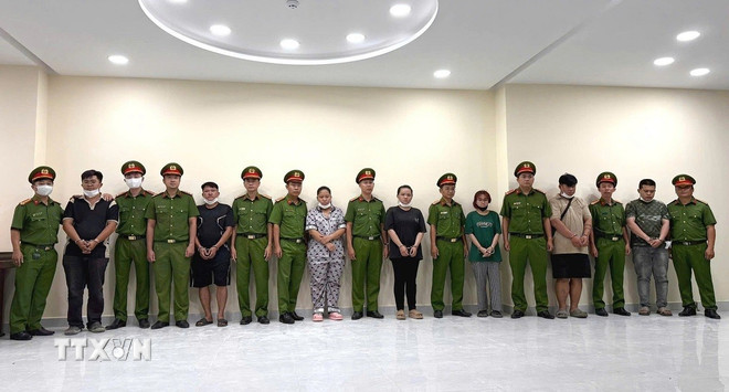 Các đối tượng bị cơ quan công an bắt giữ trong đường dây sản xuất nước hoa giả. (Ảnh: Cơ quan công an cung cấp)