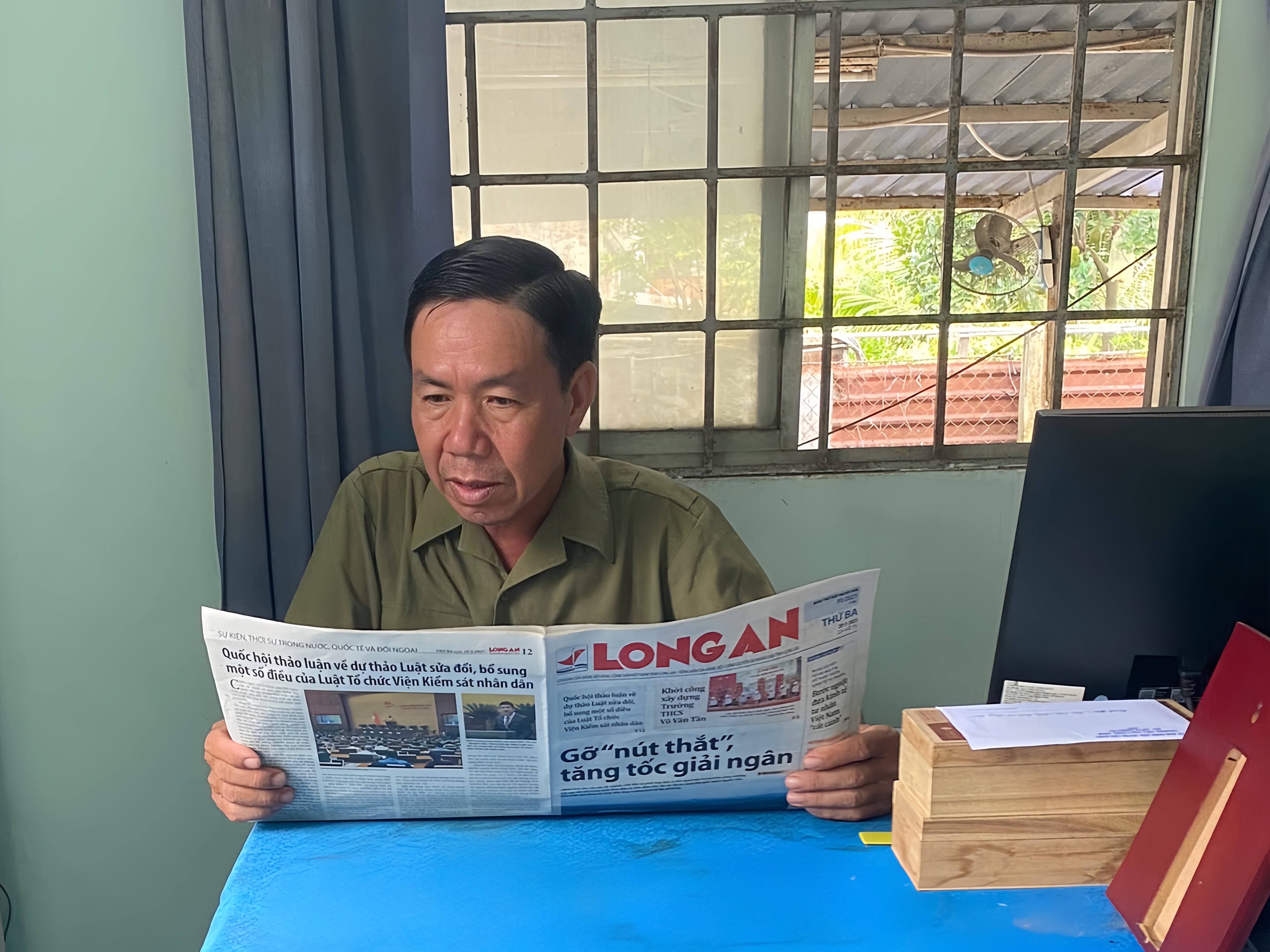 Chủ tịch Hội Cựu chiến binh xã Long Hòa, huyện Cần Đước - Nguyễn Văn Hòa đọc báo mỗi sáng