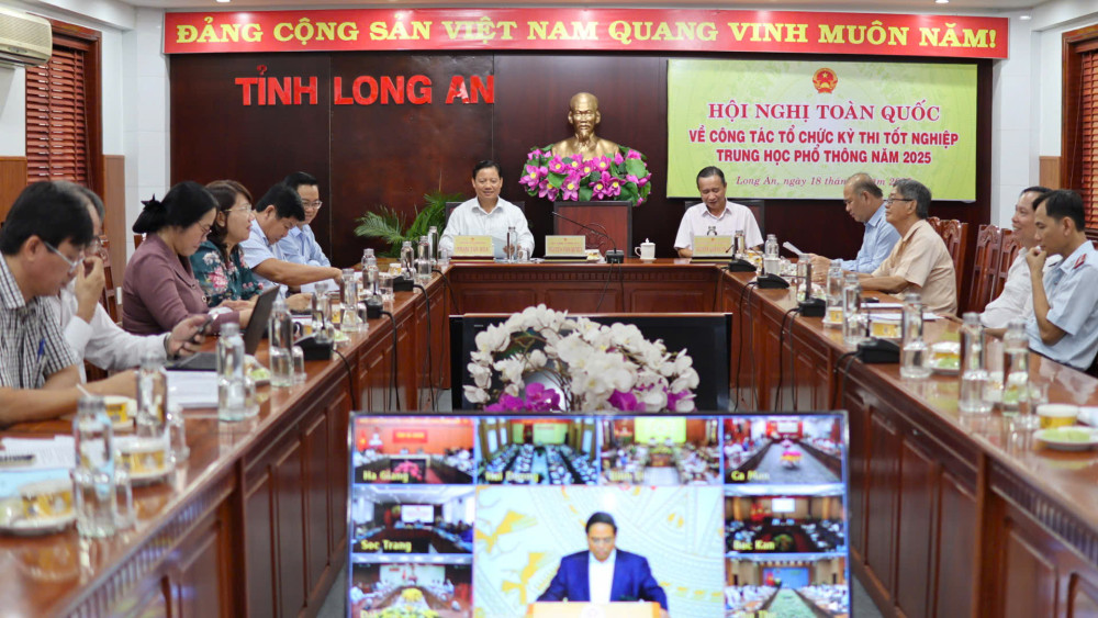 Phó Chủ tịch UBND tỉnh - Phạm Tấn Hoà dự tại điểm cầu tỉnh Long An