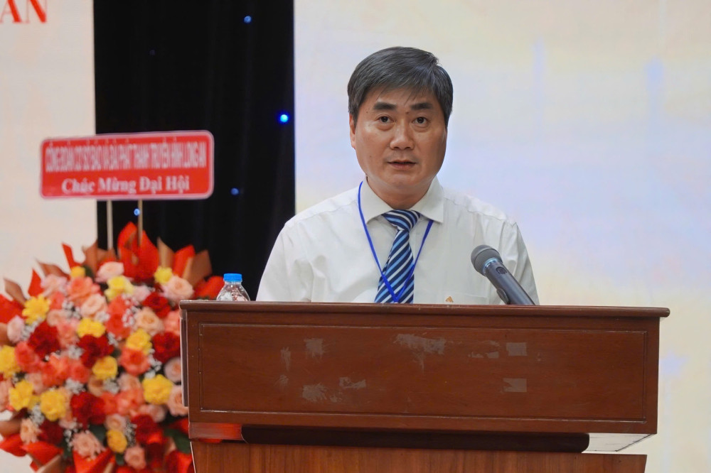 Phó Bí thư Đảng ủy Báo và Đài Phát thanh Truyền hình Long An - Châu Hồng Khá trình bày tóm tắt Báo cáo chính trị của Đảng bộ nhiệm kỳ 2020-2025