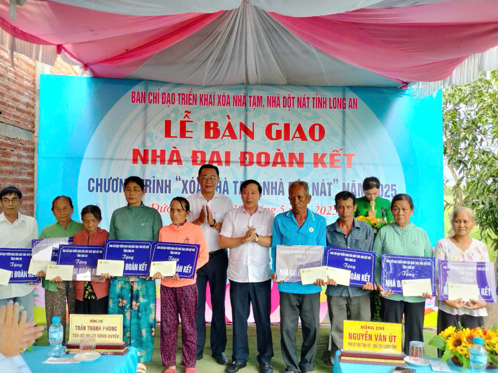 Phó Bí thư Tỉnh ủy, Chủ tịch UBND tỉnh – Nguyễn Văn Út và Phó Chủ tịch UBMTTQ Việt Nam tỉnh - Đỗ Thanh Hùng tặng quà cho các hộ gia đình, chúc mừng có căn nhà mới