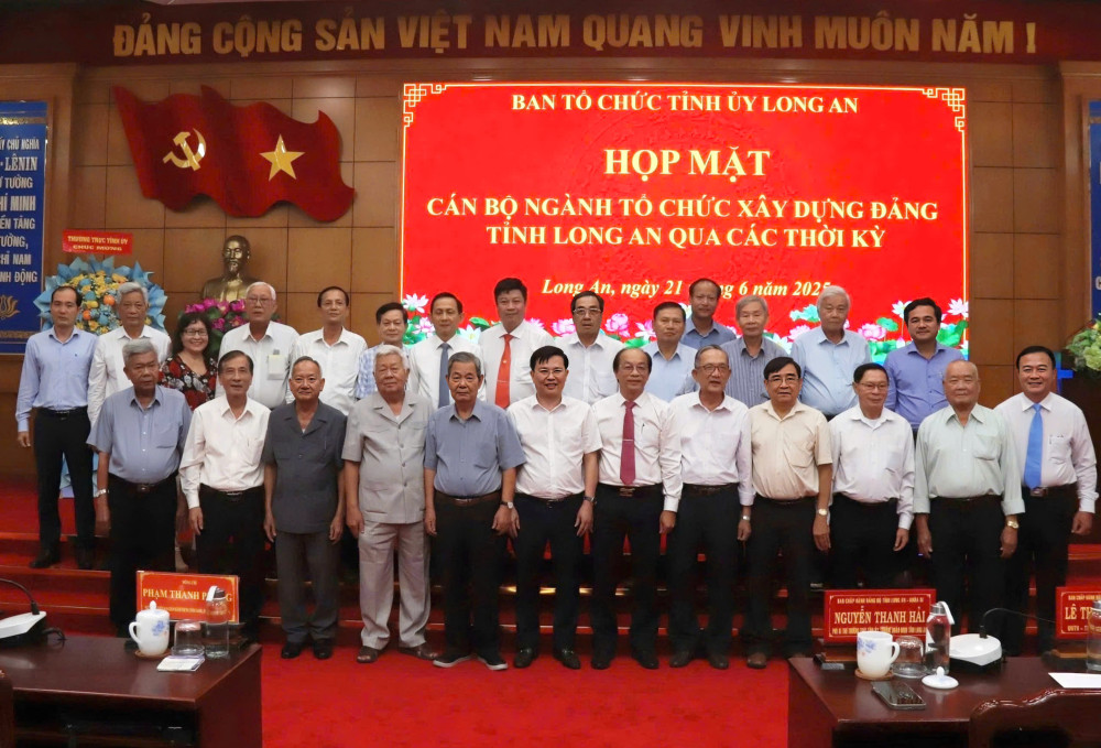 Các đại biểu chụp ảnh lưu niệm tại buổi Họp mặt kỷ niệm 95 năm Ngày truyền thống ngành Tổ chức xây dựng Đảng
