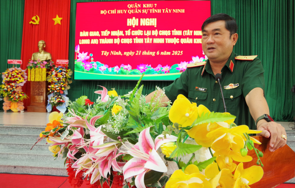 Thiếu tướng Lê Xuân Thế - Phó Tư lệnh Quân khu 7, phát biểu chỉ đạo tại hội nghị 