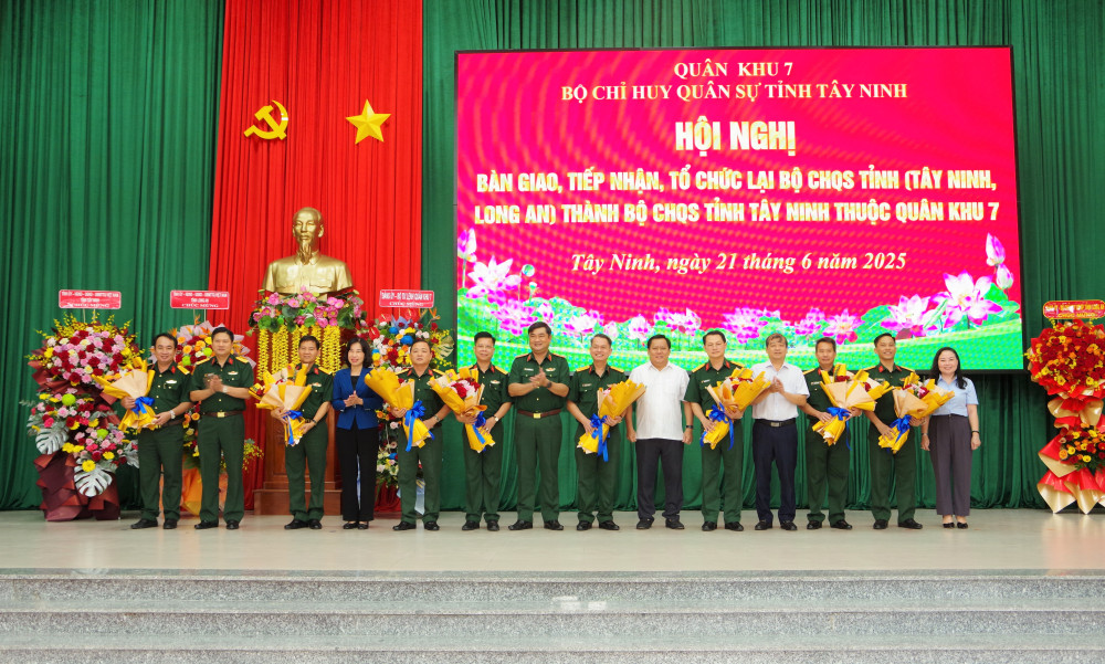 Thủ trưởng Bộ Tư lệnh Quân khu 7 và lãnh đạo địa phương tặng hoa cho các đồng chí trong Đảng ủy Quân sự tỉnh Tây Ninh mới