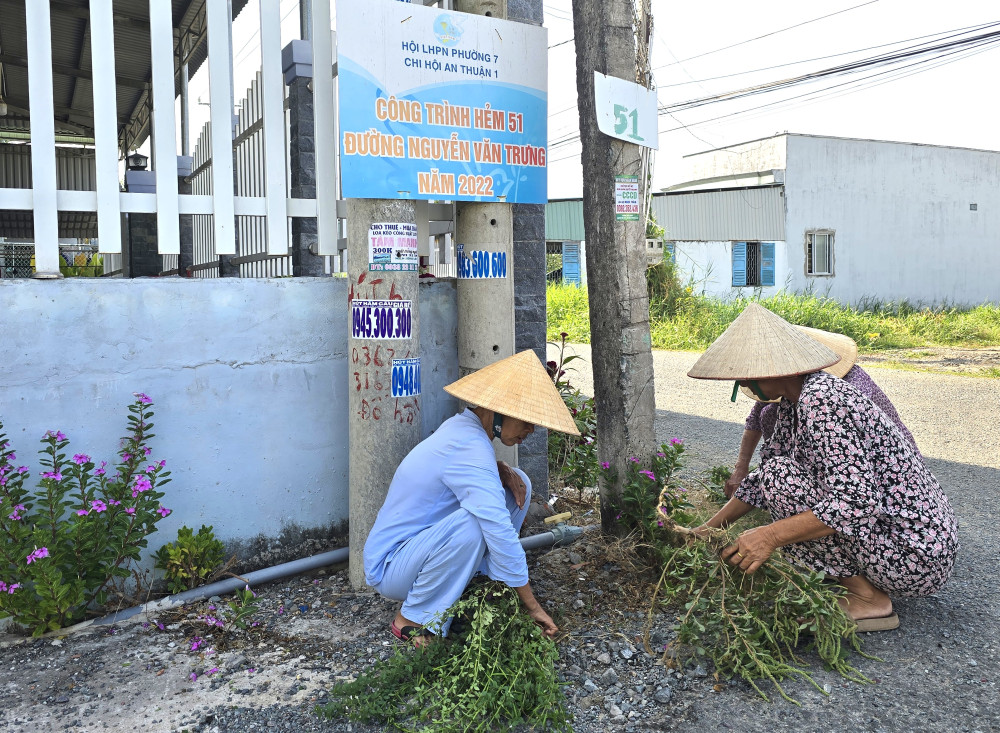 Hội viên phụ nữ ra quân vệ sinh môi trường