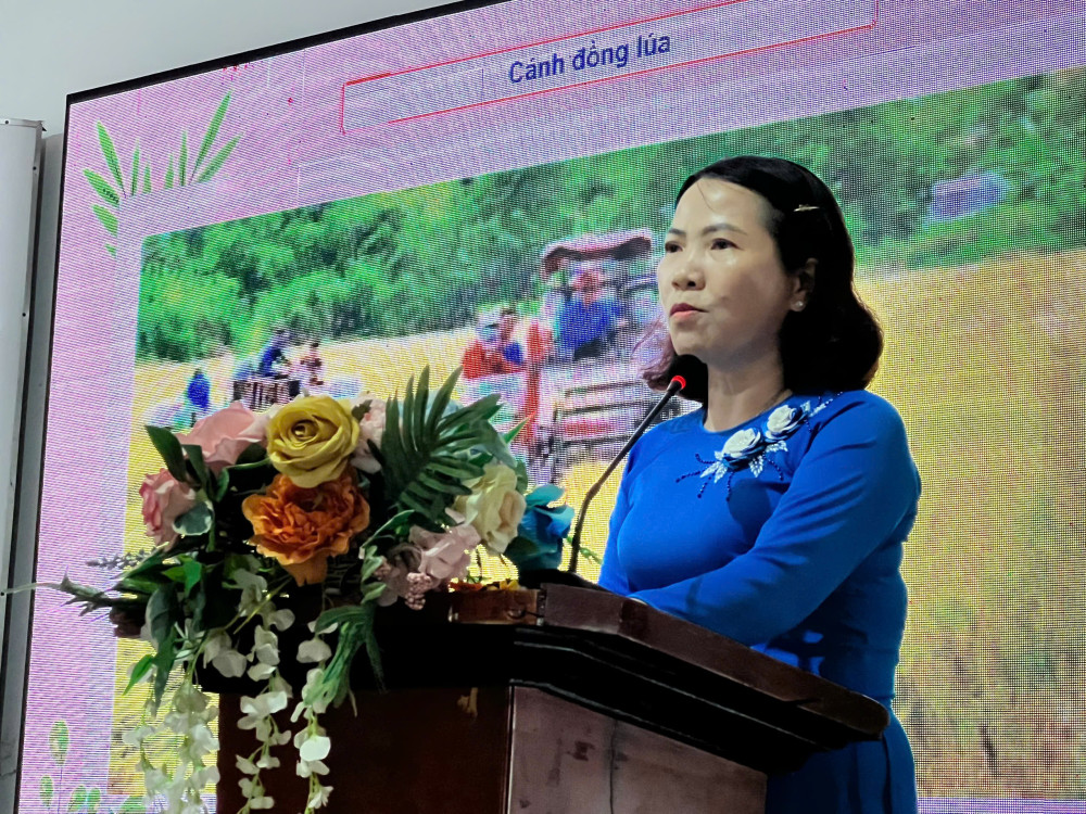 Đại diện Phòng Giáo dục và Đào tạo huyện Vĩnh Hưng báo cáo tham luận tại hội nghị