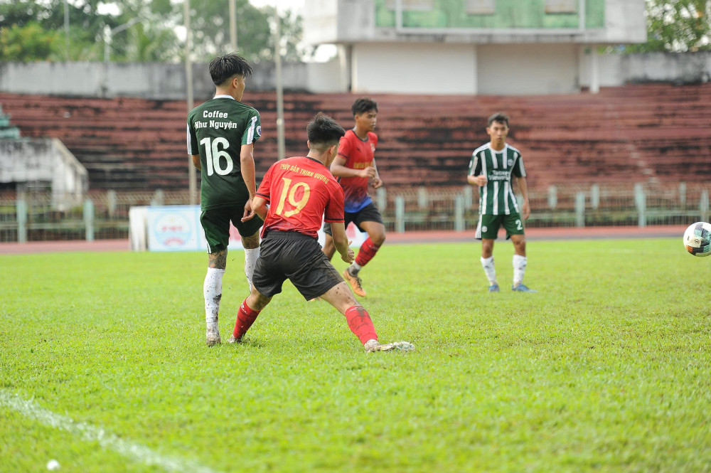 Cầu thủ 2 đội thi đấu rất quyết liệt