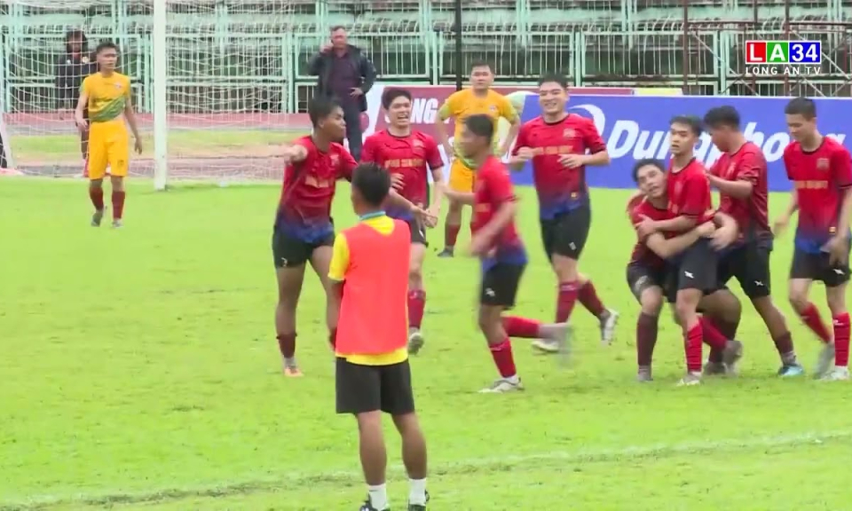Thị xã Kiến Tường và Quốc Đoàn FC – Trận đấu hấp dẫn với “cơn mưa bàn thắng”