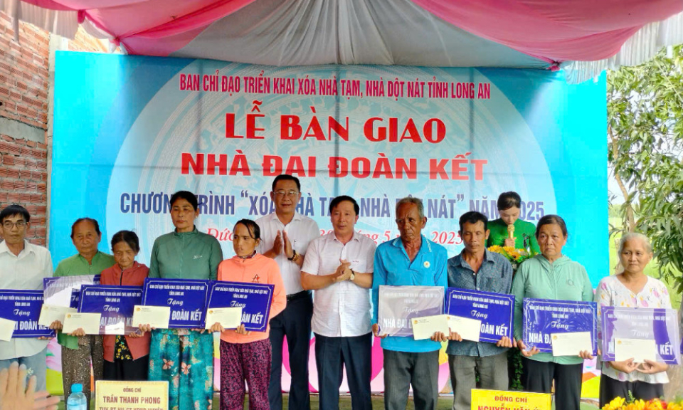 Bàn giao 13 căn nhà Đại đoàn kết tại huyện Đức Huệ 
