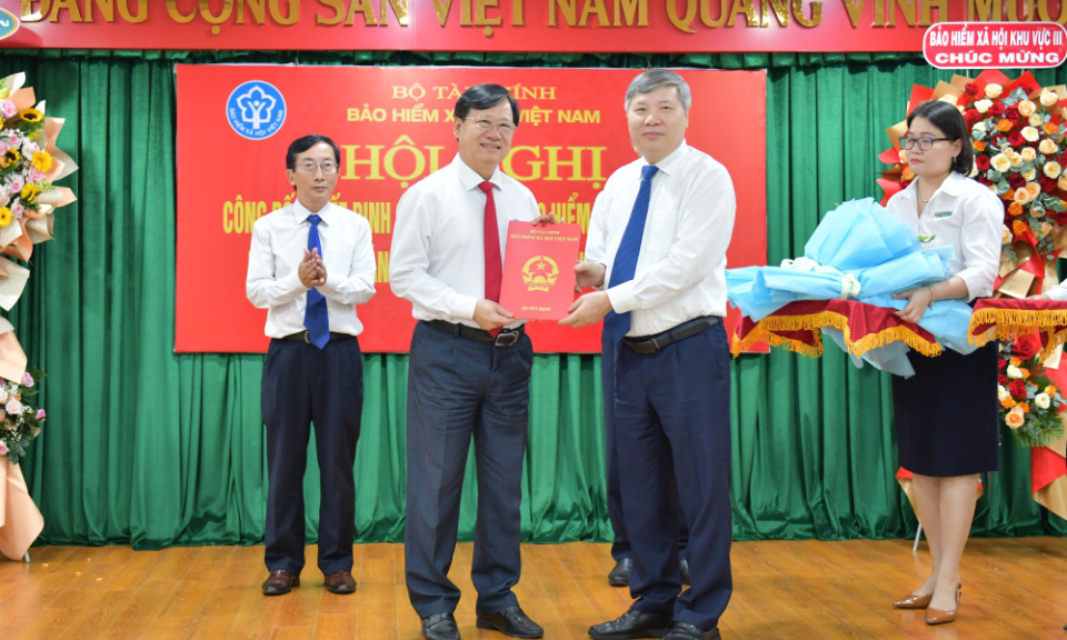 Trao quyết định bổ nhiệm Ban Giám đốc Bảo hiểm xã hội khu vực 29 Long An - Tây Ninh