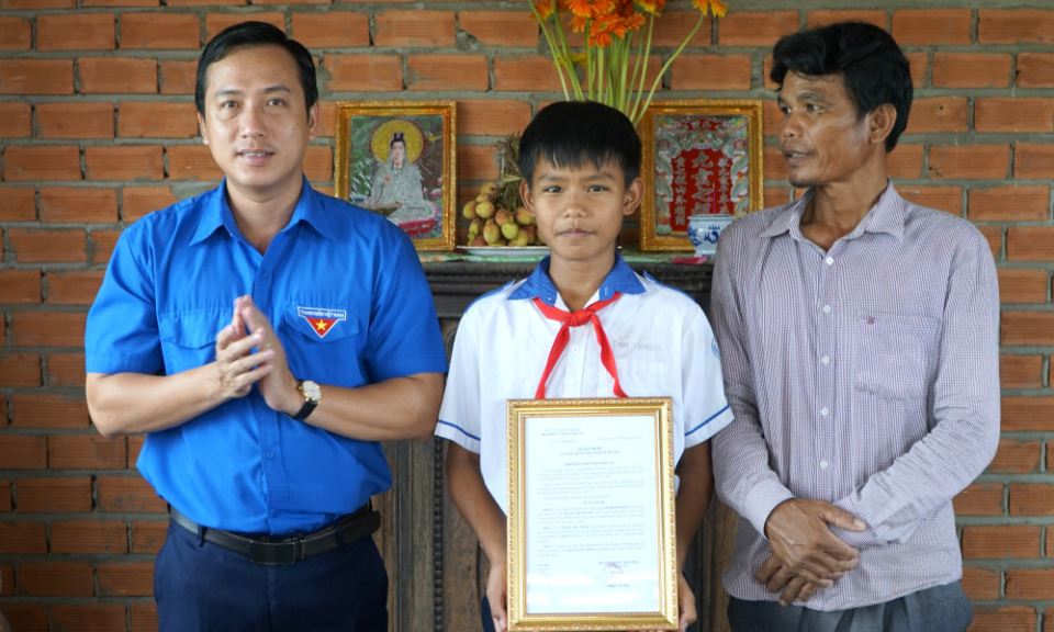 Trao nhà Khăn quàng đỏ cho học sinh có hoàn cảnh khó khăn