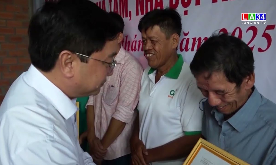 Bí thư Tỉnh ủy Long An – Nguyễn Văn Quyết trao nhà Đại đoàn kết tại huyện Thủ Thừa