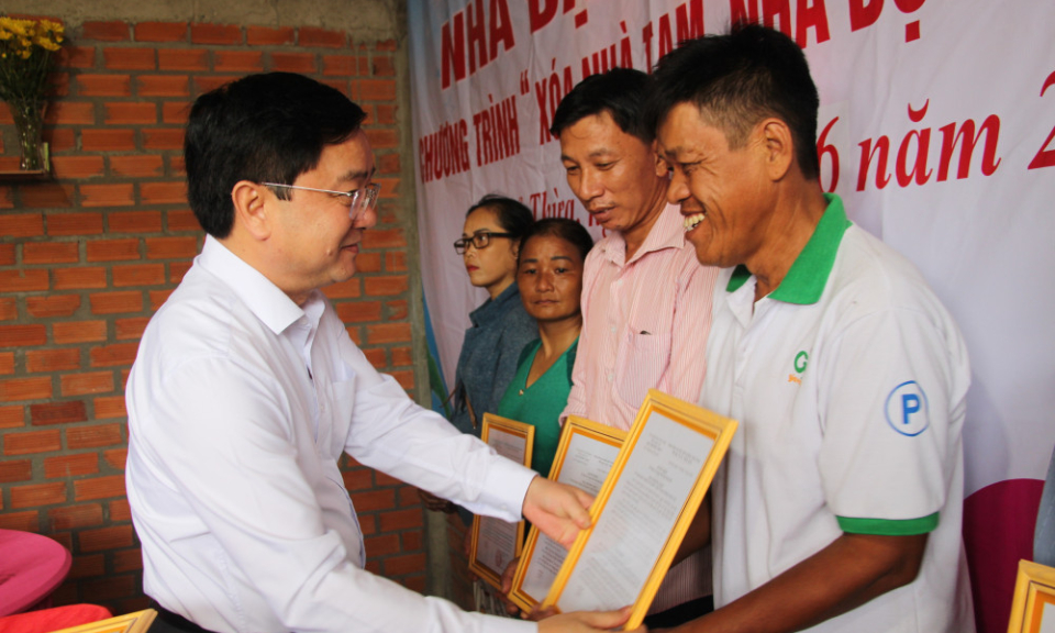 Bí thư Tỉnh ủy Long An – Nguyễn Văn Quyết dự trao nhà Đại đoàn kết tại huyện Thủ Thừa