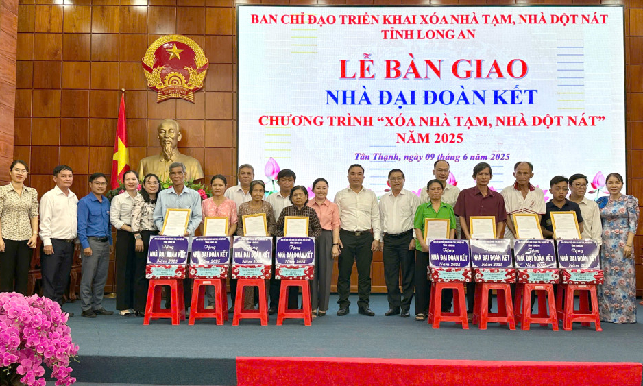 Tân Thạnh trao 58 căn nhà Đại đoàn kết trong chương trình xóa nhà tạm, nhà dột nát 