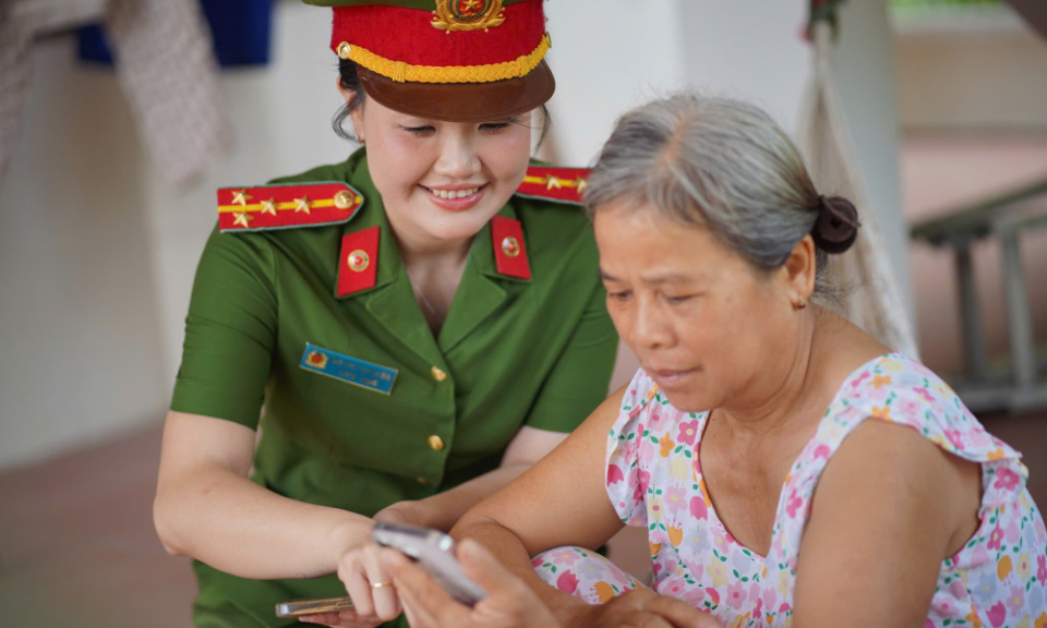 Nữ cán bộ công an bám sát cơ sở