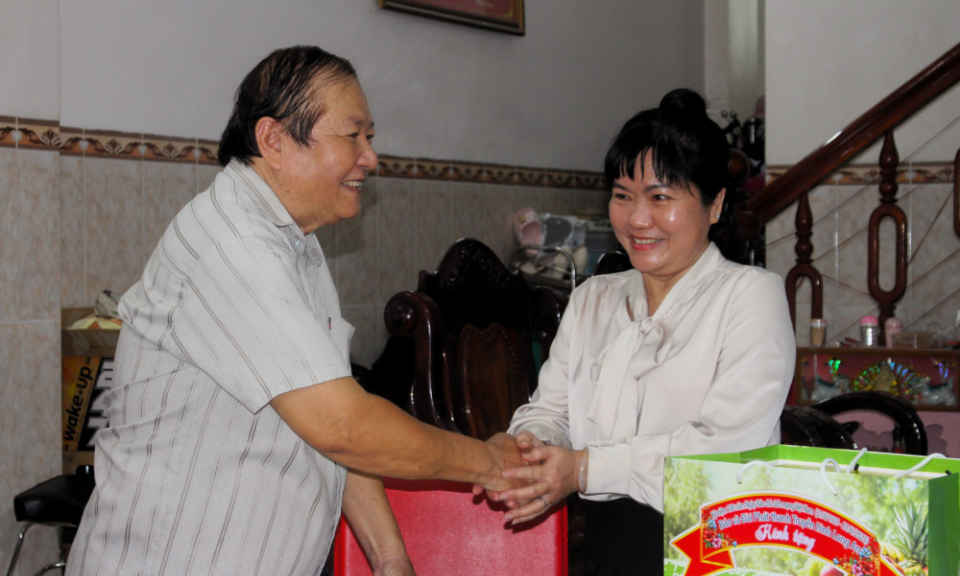 Lãnh đạo Báo và Đài Phát thanh Truyền hình Long An thăm, viếng nguyên lãnh đạo qua các thời kỳ 