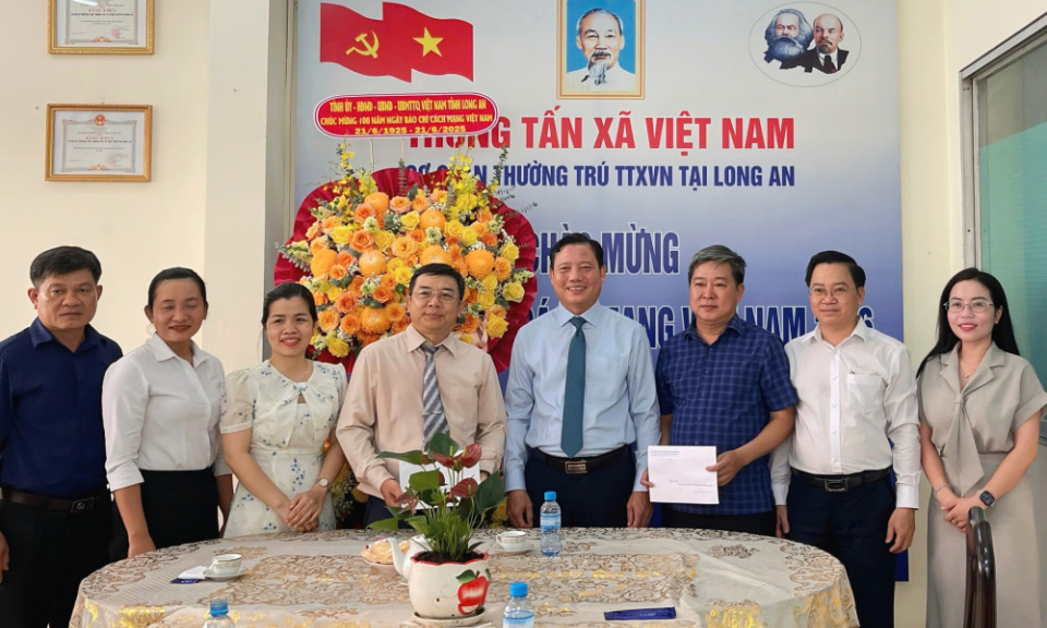 Lãnh đạo UBND tỉnh thăm, chúc mừng các cơ quan báo chí 