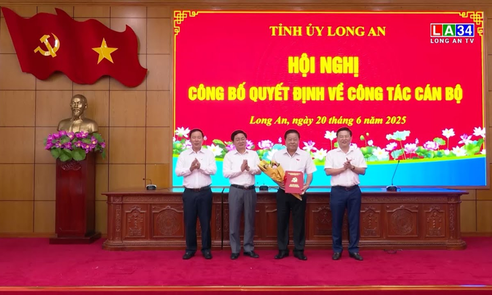 Trao quyết định nghỉ hưu trước tuổi cho 9 cán bộ chủ chốt