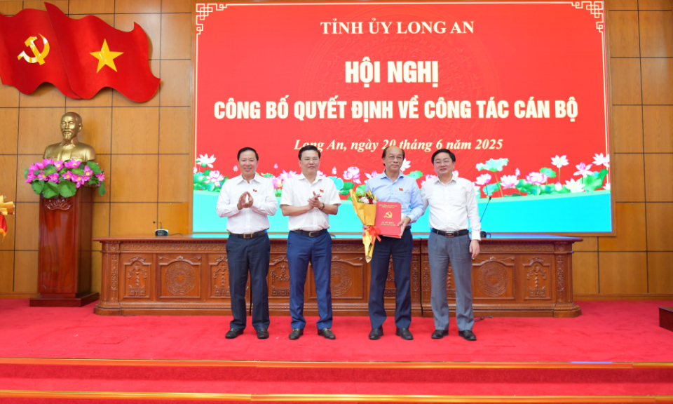 Trao quyết định nghỉ hưu trước tuổi cho 9 cán bộ chủ chốt
