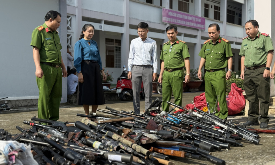 Long An: Tiêu hủy hàng ngàn vũ khí, vật liệu nổ và công cụ hỗ trợ