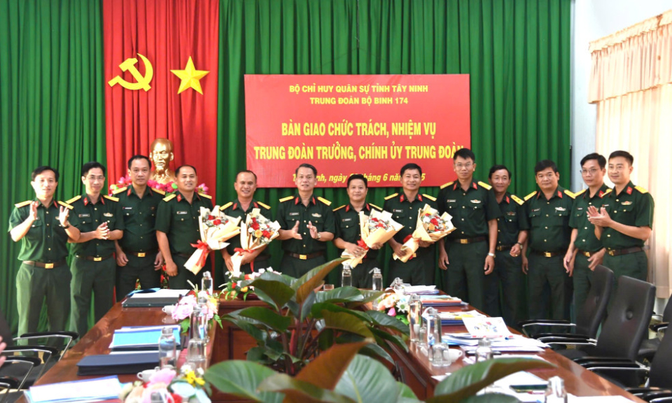 Bàn giao chức trách, nhiệm vụ Trung đoàn trưởng, chính ủy Trung đoàn 174