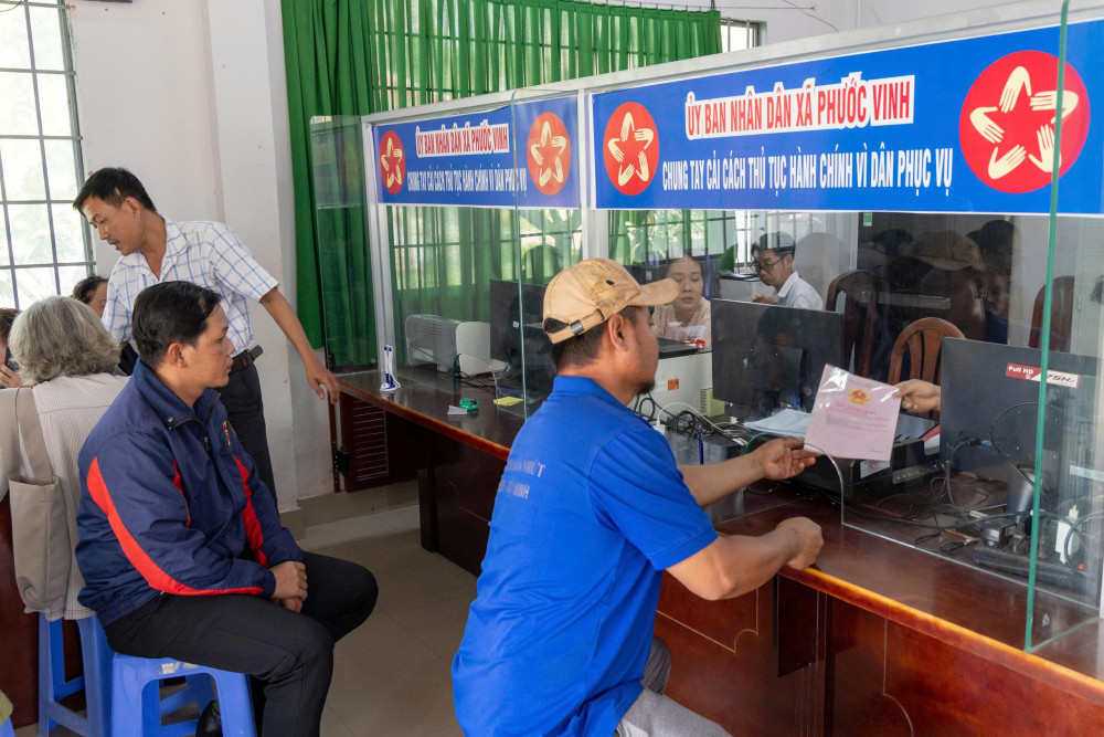 Giải quyết thủ tục h&agrave;nh ch&iacute;nh 'phi địa giới' ở x&atilde; bi&ecirc;n giới