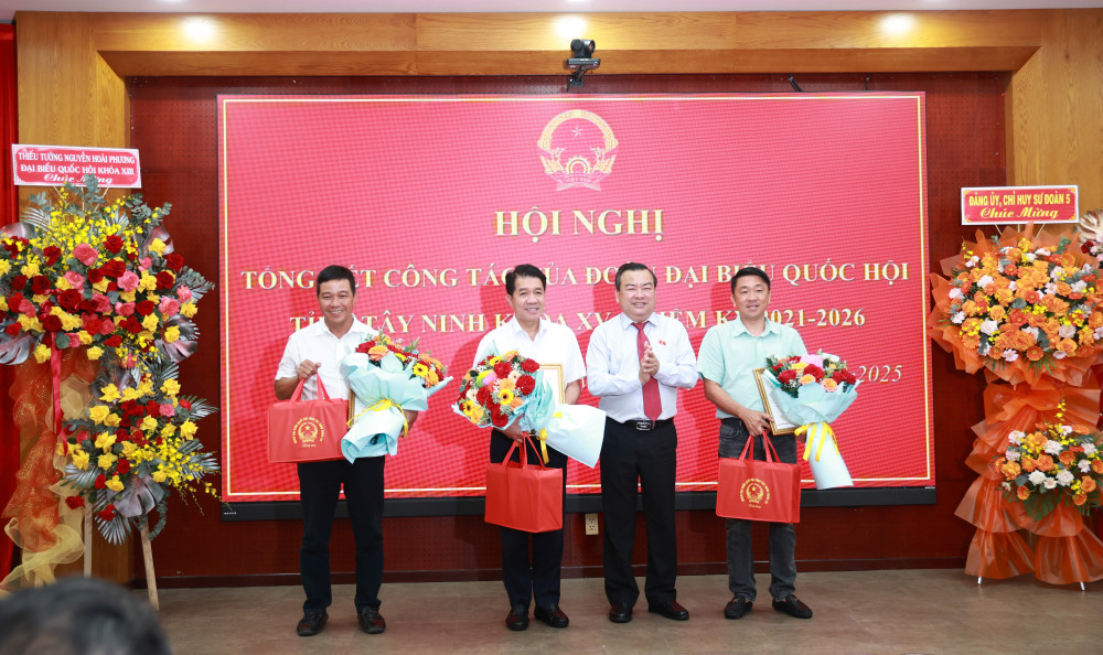 Phó Bí thư Tỉnh ủy, Trưởng Đoàn ĐBQH tỉnh Tây Ninh - Phạm Hùng Thái trao thư và tặng hoa tri ân các đơn vị, doanh nghiệp có nhiều đóng góp cho hoạt động của Đoàn ĐBQH tỉnh Tây Ninh