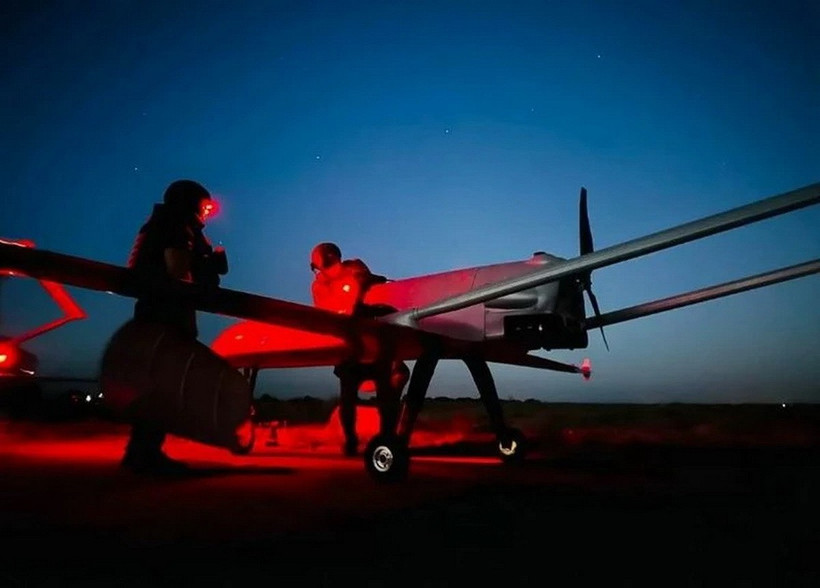 Binh lính Ukraine chuẩn bị phóng UAV. (Nguồn: CNN)
