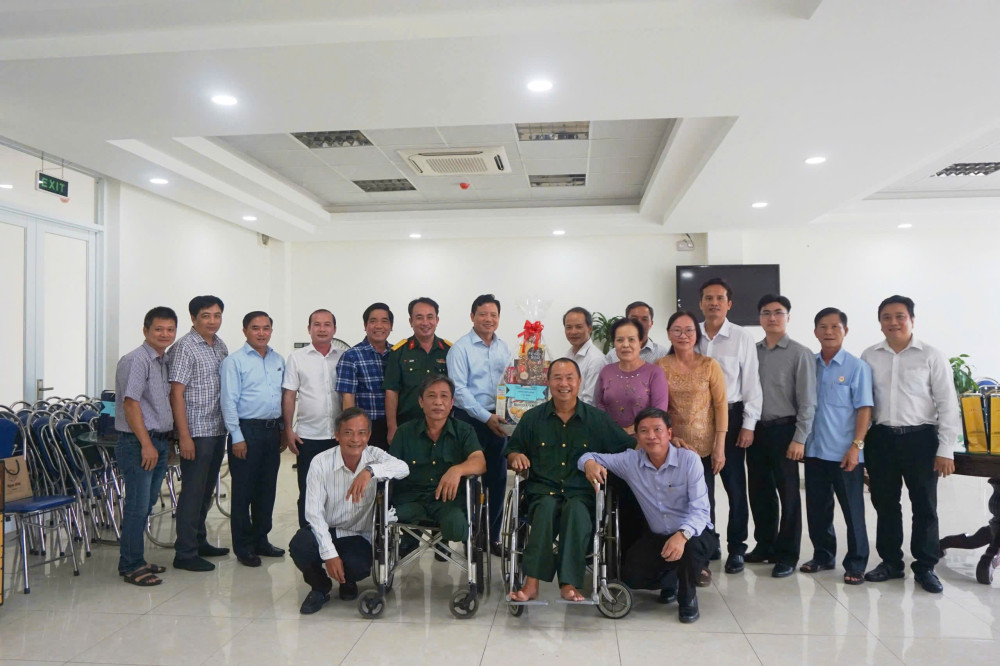 Đoàn công tác đến thăm, tặng quà cho thương binh nặng của tỉnh Tây Ninh tại Trung tâm Trung tâm điều dưỡng Thương binh và Người có công Long Đất