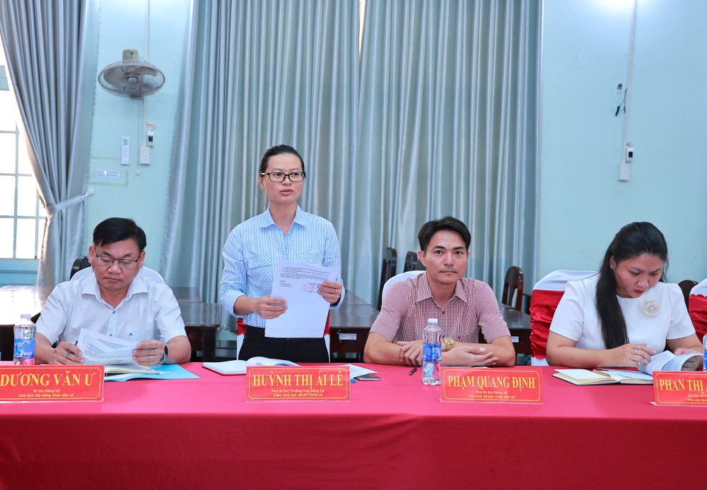 Phó Bí thư Thường trực Đảng ủy, Chủ tịch UBMTTQ Việt Nam xã Truông Mít Huỳnh Thị Ái Lê báo cáo công tác chuẩn bị tổ chức Đại hội Đảng bộ xã với đoàn công tác