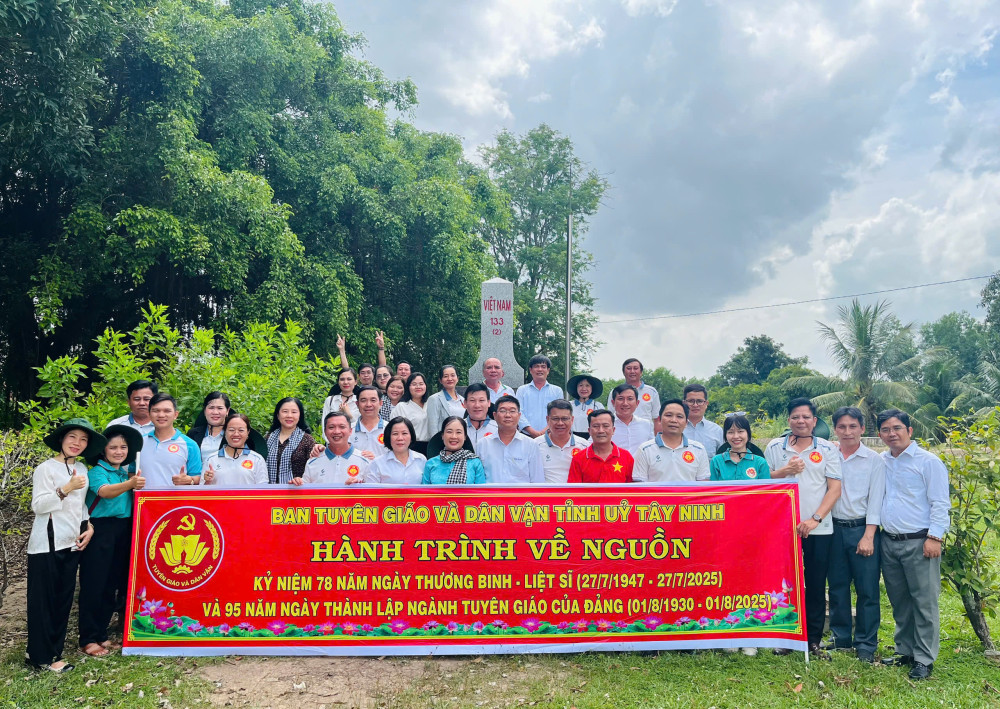 Ban Tuyên giáo và Dân vận Tỉnh ủy Tây Ninh thăm cột mốc 133 trên biên giới Tây Nam