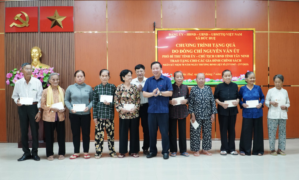 Lãnh đạo tỉnh Tây Ninh và xã Đức Huệ trao tặng quà cho các hộ gia đình chính sách