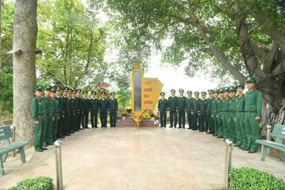 Đoàn công tác Ban Chỉ huy Bộ đội Biên phòng tỉnh chụp ảnh lưu niệm cùng cán bộ chiến sĩ Đồn Biên phòng cửa khẩu Quốc tế Xa Mát tại Bia tưởng niệm liệt sĩ của đơn vị