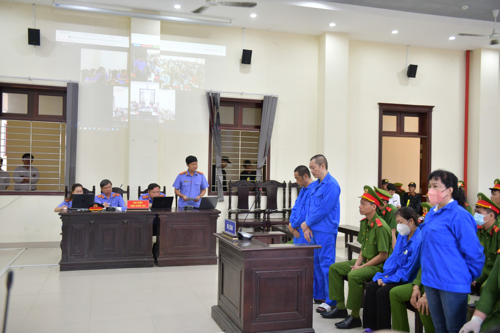 Đại diện Viện Kiểm sát công bố bản cáo trạng truy tố các bị cáo
