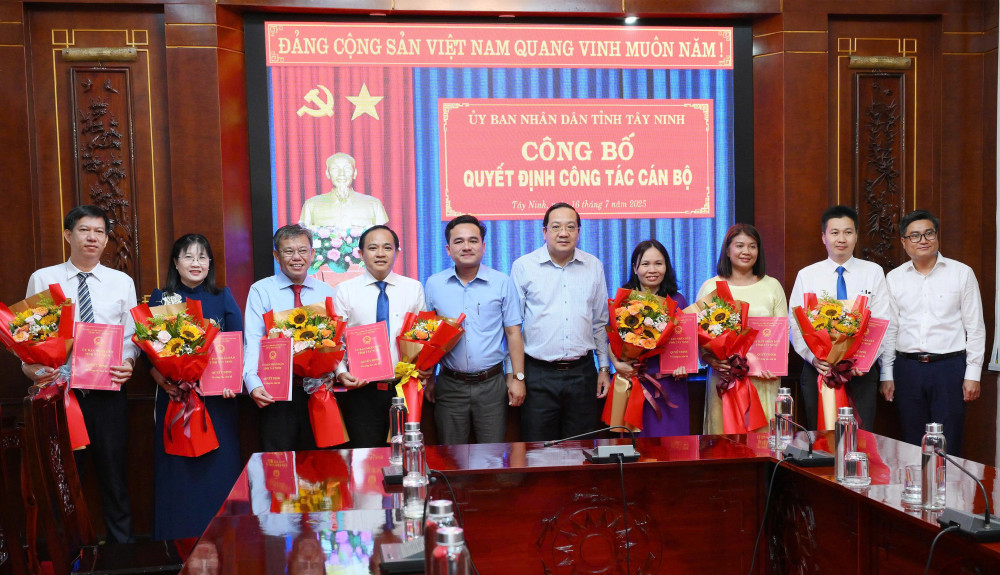 Ủy viên Ban Thường vụ Tỉnh ủy, Phó Chủ tịch UBND tỉnh Nguyễn Minh Lâm trao quyết định công tác cán bộ cho lãnh đạo các đơn vị